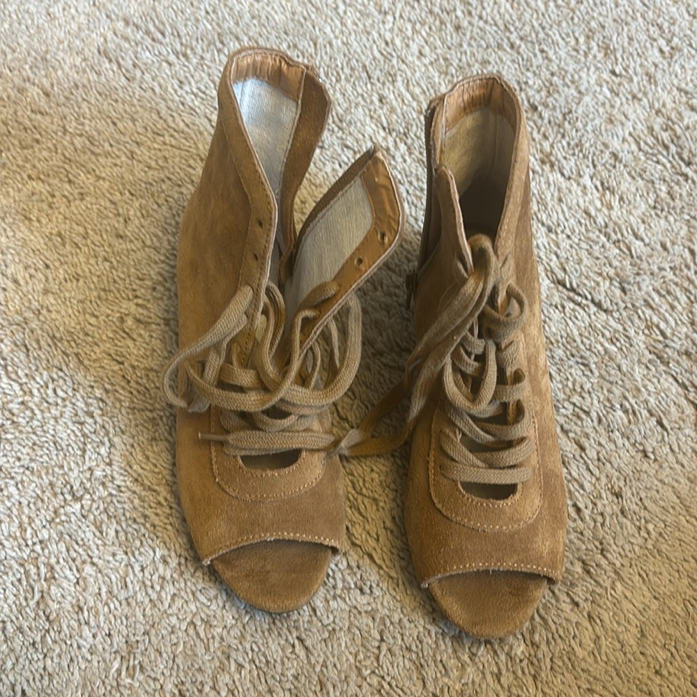 NWOT Joyfolie Piper Boots, Girls size 13. Great condition